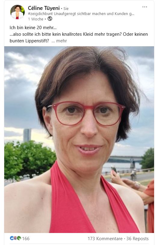 Hier siehst Du ein Foto von mir, Céline Tüyeni, in einem roten Kleid - passend zu #zeigdichbunt.